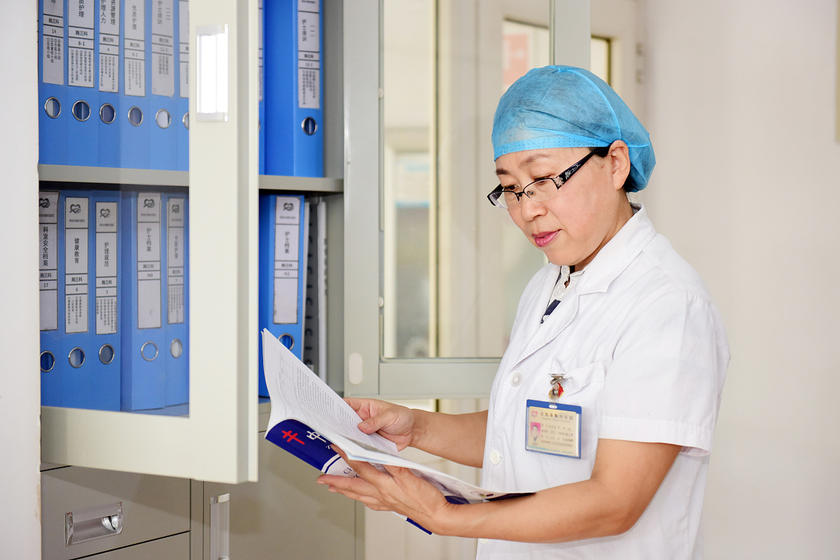 7岁男孩失去妈妈，AI虚拟妈妈陪伴聊天