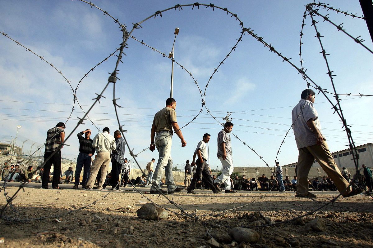 完全竞争市场特征条件：买家卖家众多、产品同质、信息透明