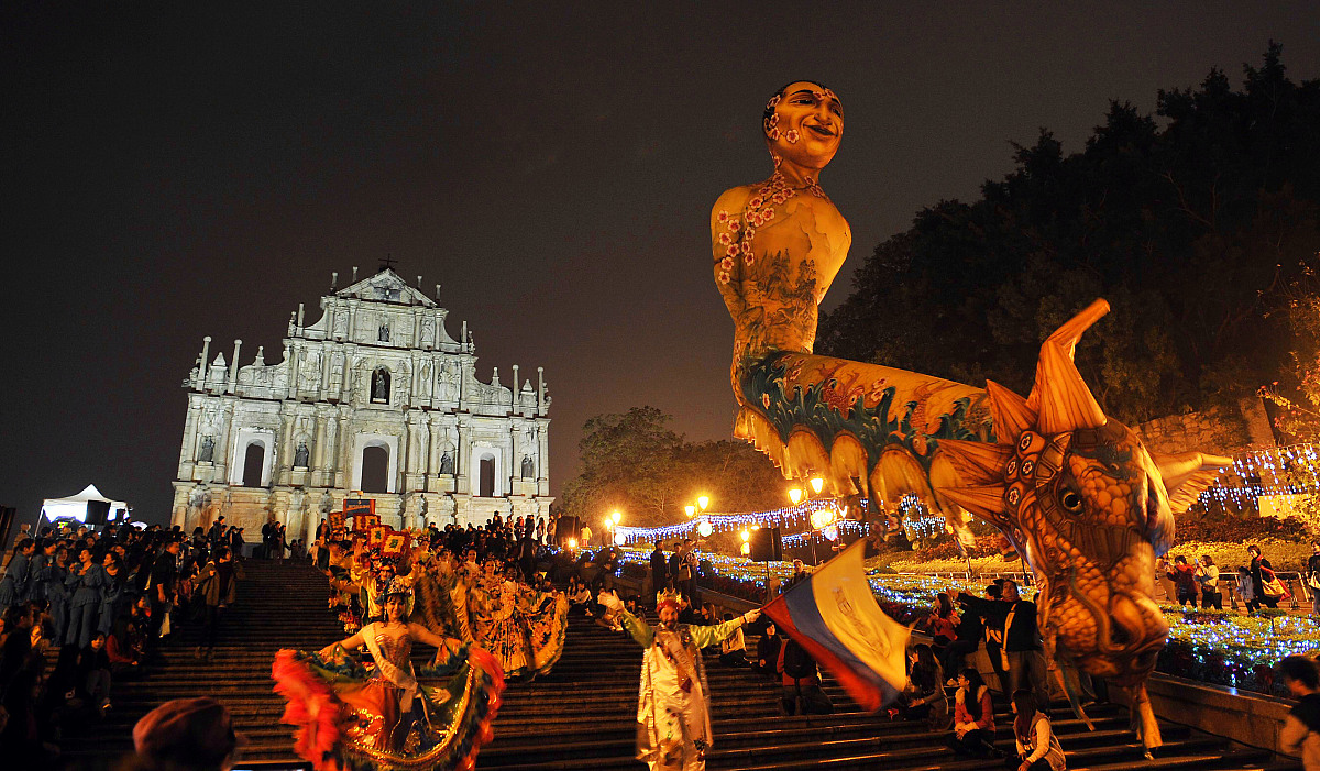 1173640507：关于一国两制的论文		1173640507：关于一国两制的演讲稿		一国两制是中国政府在解决香港、澳门问题上采取的一种特殊政治制度安排。其基本原则是在中国大陆实行社会主义制度而香港、澳门则保持原有的资本主义制度和生活方式但仍属于中国的一部分享有高度自治权。一国两制的实施需要在政治、经济、文化等方面进行全面、深入的改革和调整。在政治方面需要建立完善的特别行政区政府和立法机构确保