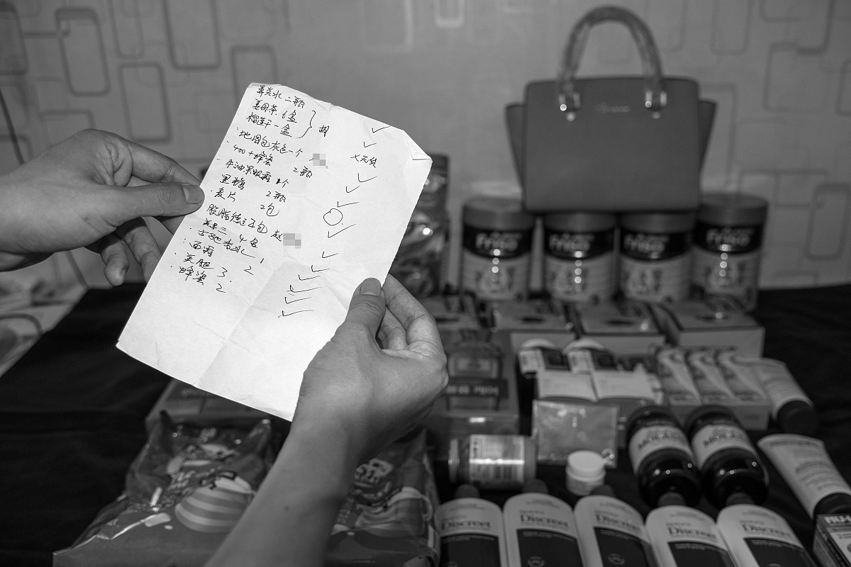 2015年5月6日,阿凌就职于深圳一家半事业性质的单位,利用业余时间往返