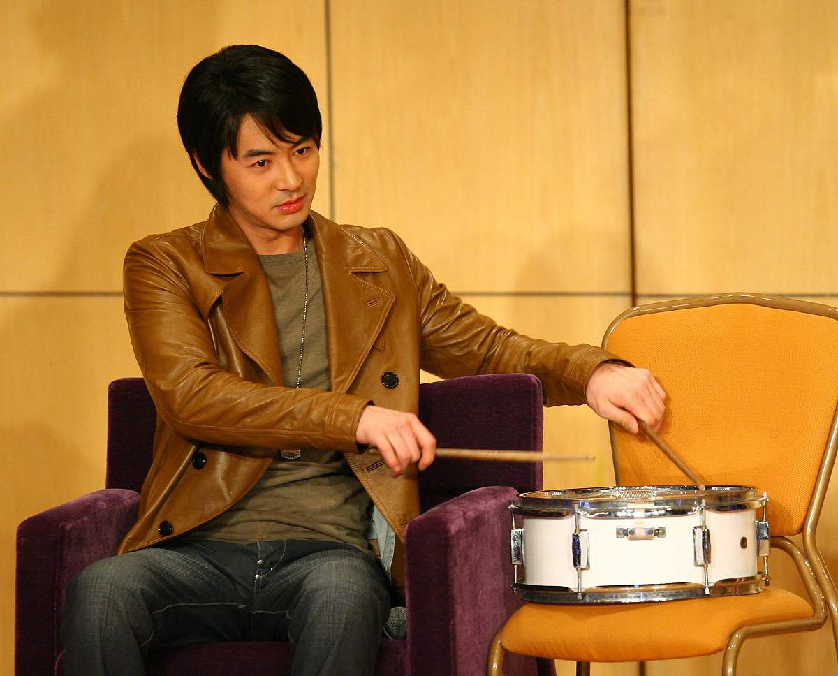 2009年2月22日,上海,junjin(前进)腰伤复发疼痛难忍行动困难,坐在舞台
