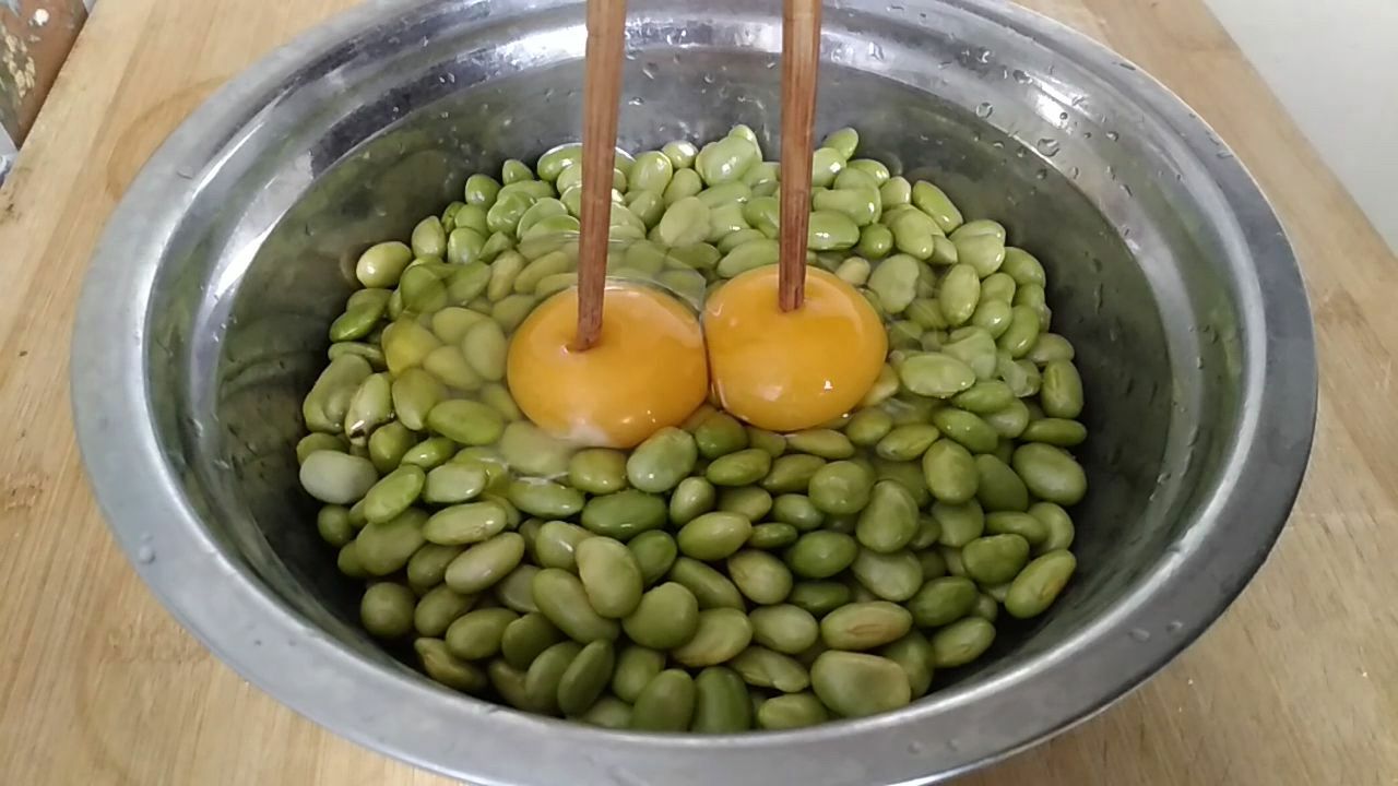 青豆别炒着吃了,加两个鸡蛋教你做安徽特色小吃,一顿两碗不够吃