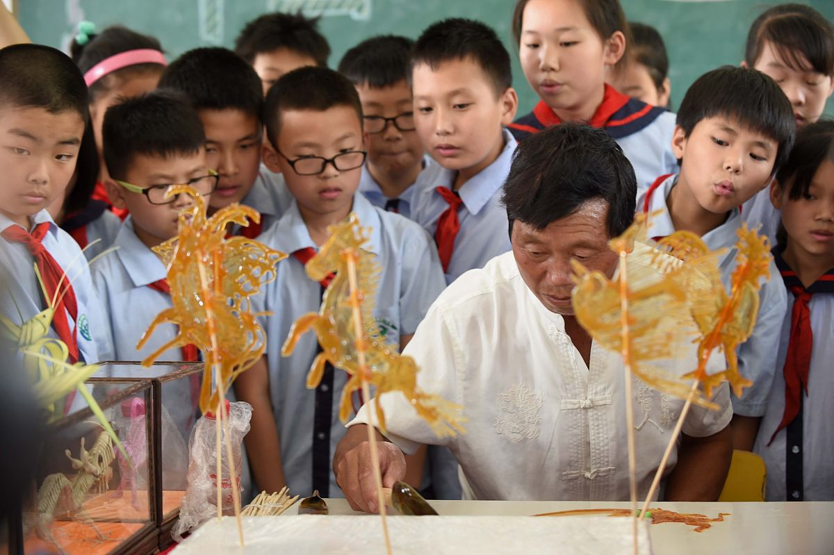 请写一篇《借文化之帆扬中国精神》的征文1000字左右大学生水平