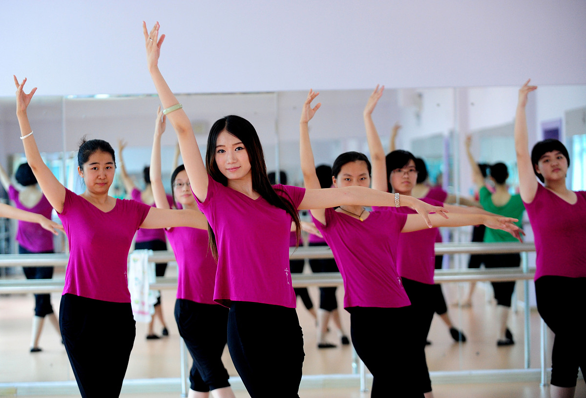 大学生健身运动计划详细版要包含跳健美操