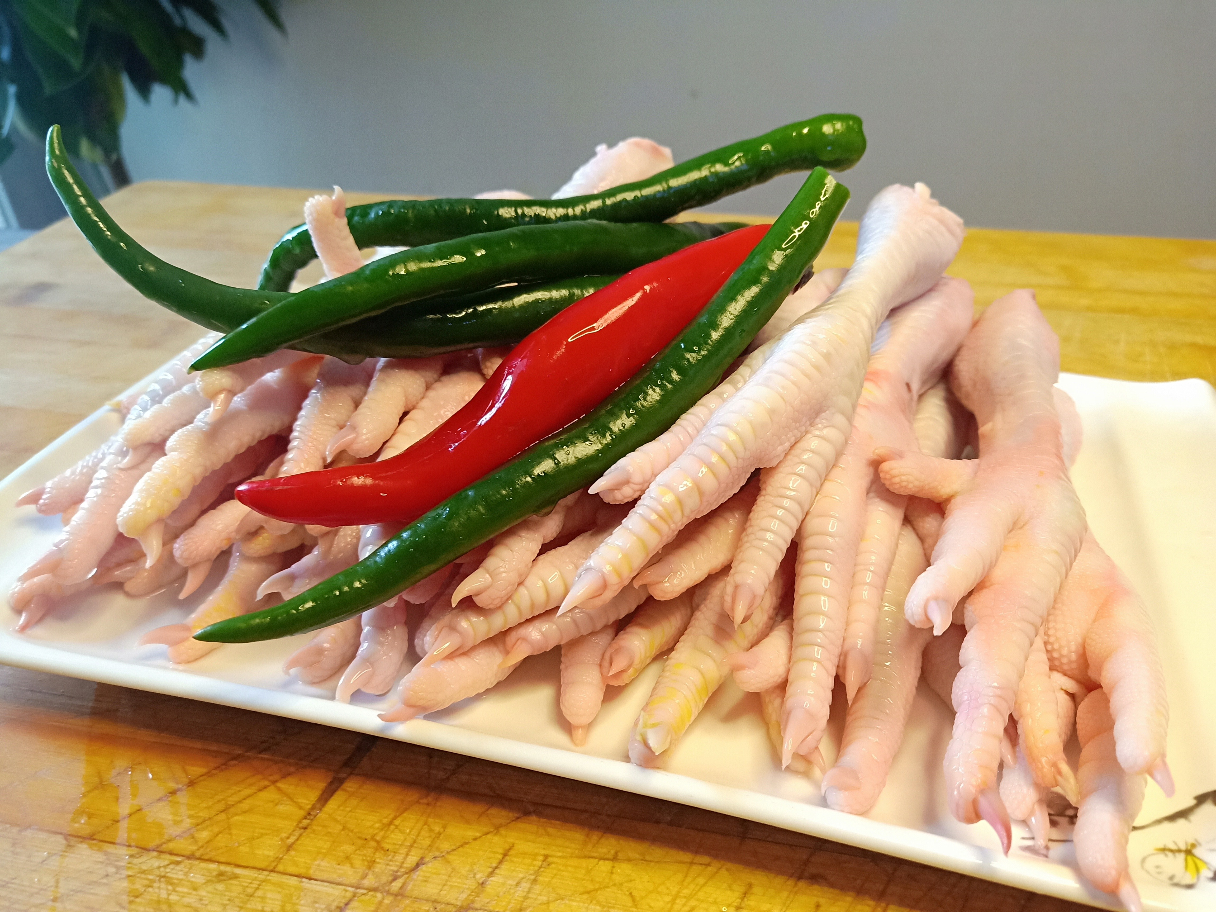 3分钟教你秘制鸡爪,做法简单,麻辣可口有嚼劲,比虎皮好吃百倍