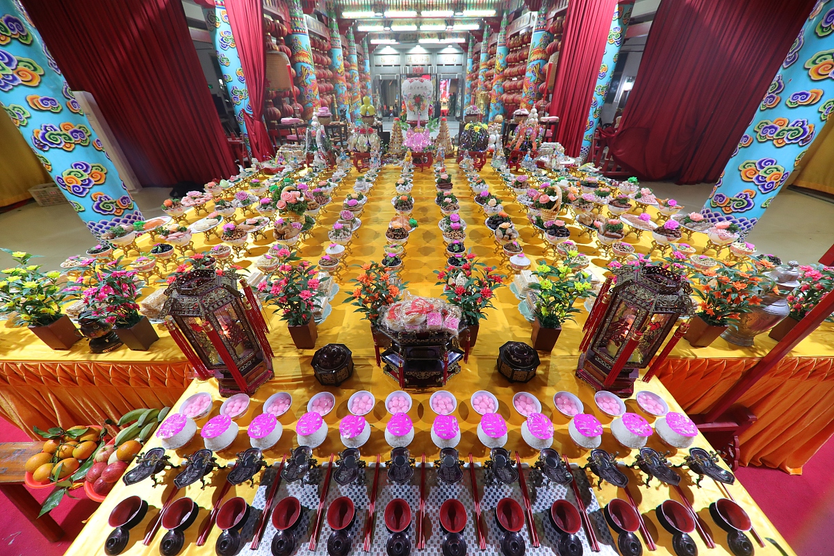 一天一个人来到祭坛