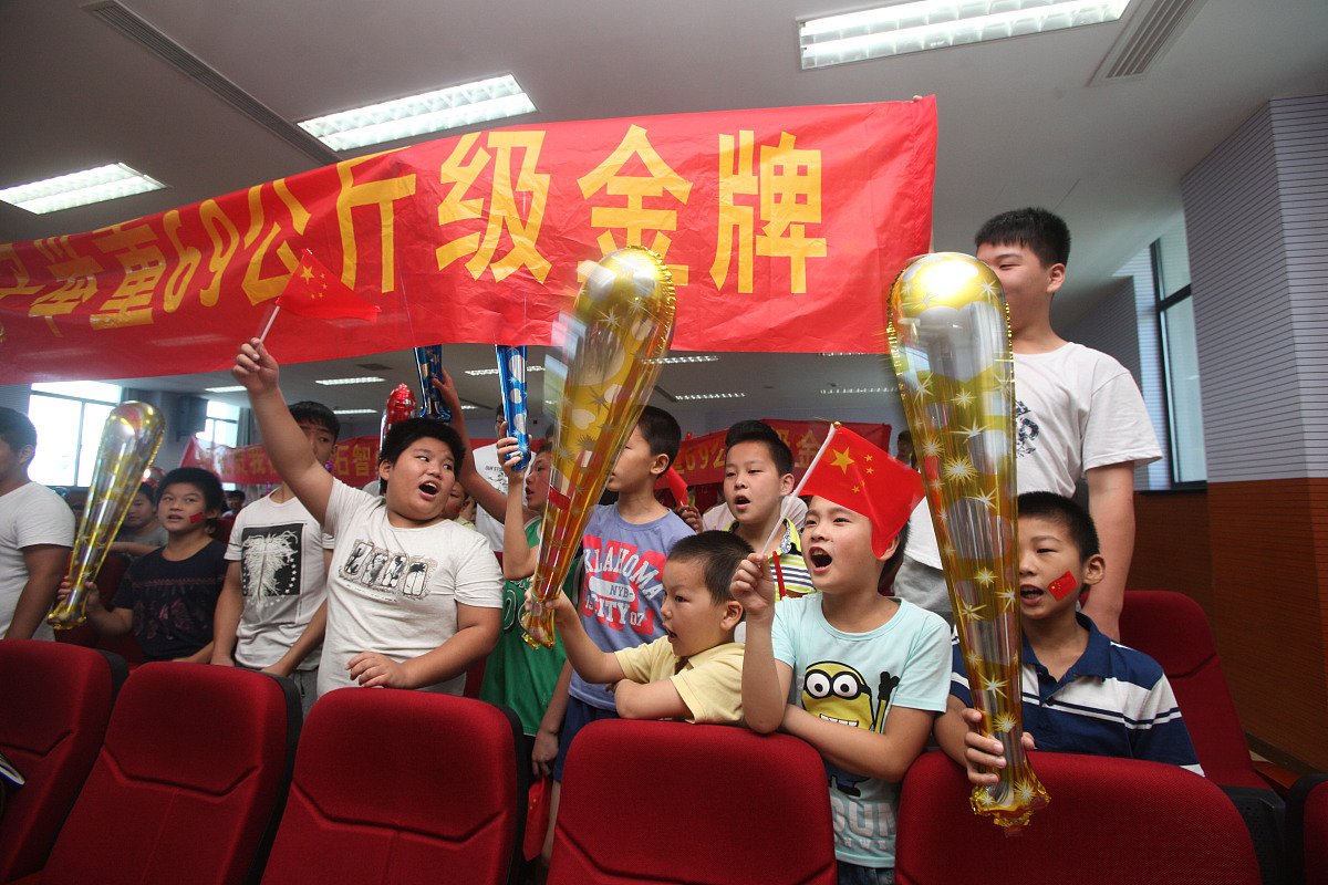 师兄说'师弟不用客气，麻烦啥，也没帮啥啥忙，我俩是老乡感觉很亲切，有啥问题该问就问'，怎么回复更自然轻松？