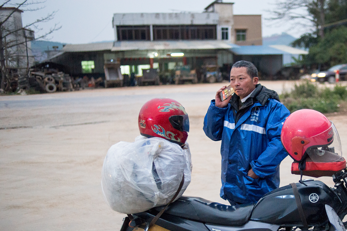 我叫肖剑锋我今年28我做过外卖员工作和快递员工作我学历是大专工作地点是北京请帮我生成一份50字的自我介绍。