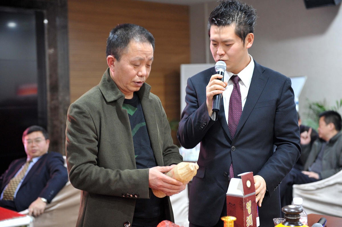 ***_***2015年1月25日,贵阳首场"都市品酒会"上,专家为酒友鉴定藏酒,