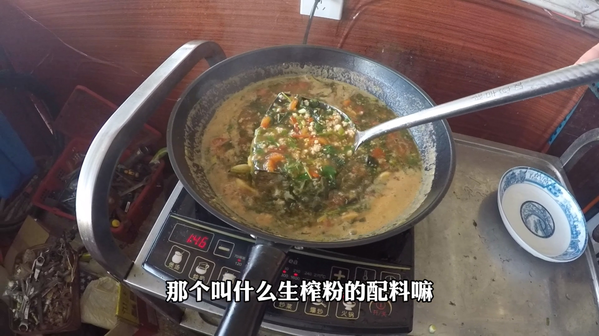 粉店的三两粉吃不完,大叔在家这样煮配料,5个人一起吃了5斤粉