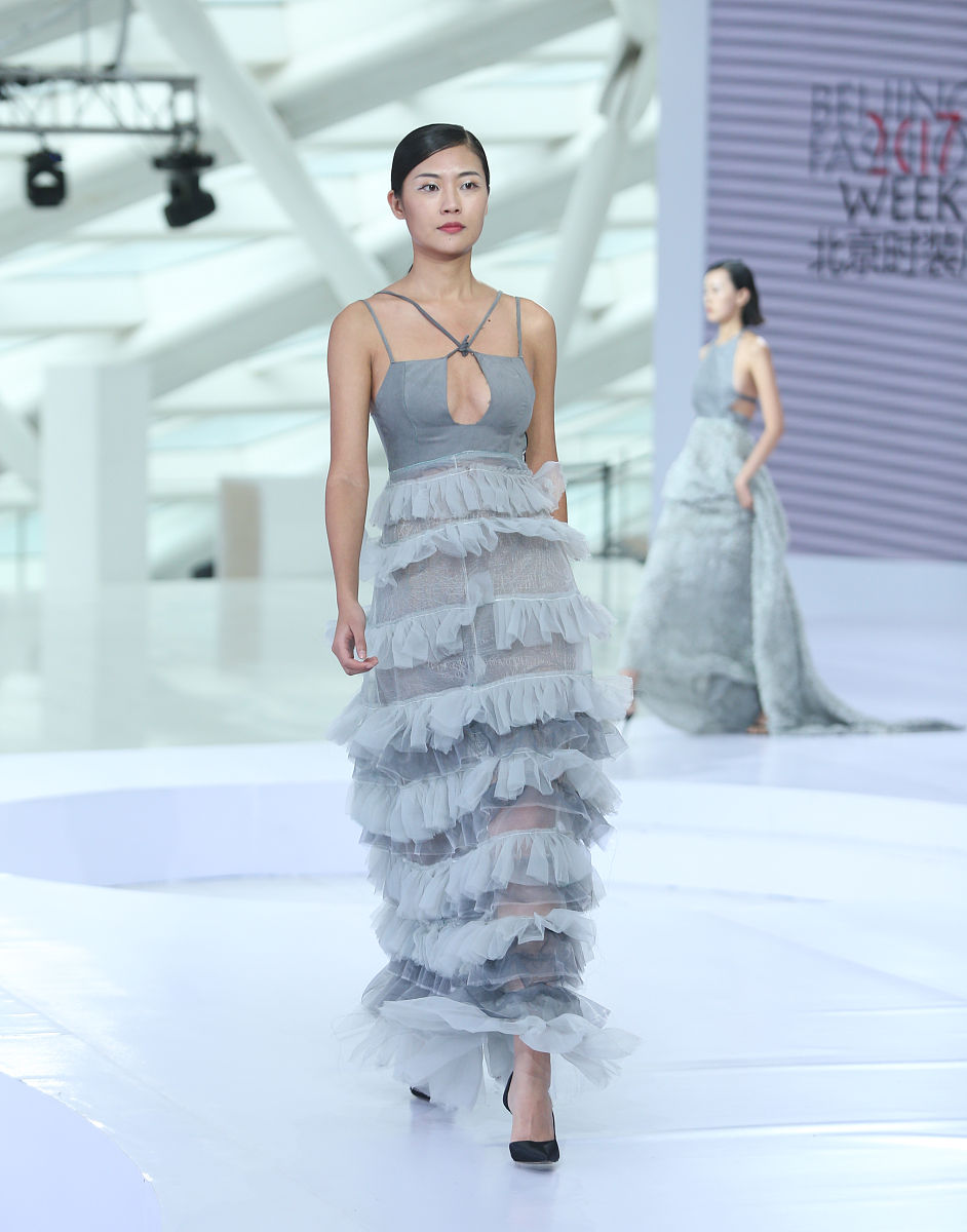 写一首现代诗歌颂一下 中元易尚