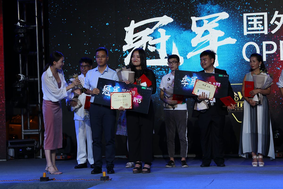 作为电竞服务采购类专家请帮忙润色以下开场话术：大家好欢迎来到天美电竞供应商年度述职现场我会花10分钟做一个简单的开场给老板们介绍下本次述职的大概情况。这个是今天的整个议程一共有7家大众赛的供应商参加年度述职每一场的时间预算在30~40分钟之间在中间会有10分钟的休息时间。我们在一起看下述职供应商2022年度的合作情况主要服务的才是项目包括高校菁英杯及全国大赛。合肥易趣采购金额363万采购额排名第一