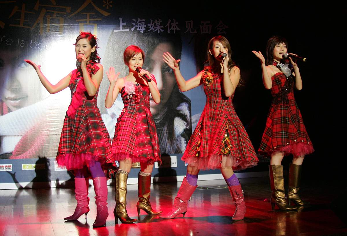 2005年3月13日,女生宿舍现身上海,为她们的同名专辑《女生宿舍》宣传.