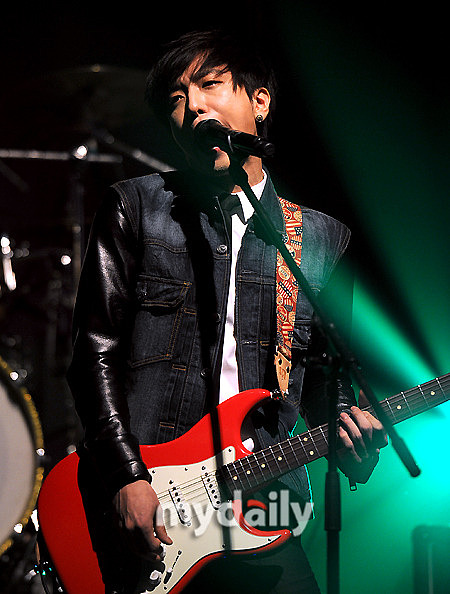 2012年3月26日,韩国音乐组合cnblue于上午在首尔举行了面向国内外媒体