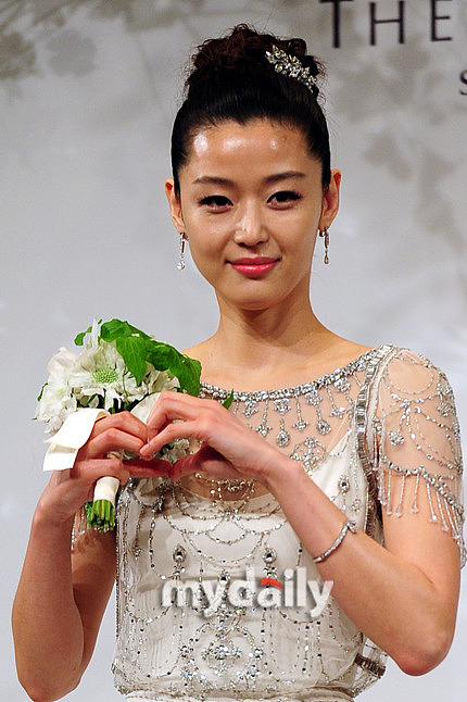 2012年4月13日,首尔,全智贤在新罗酒店举行了婚礼新闻发布会.***_*** 
