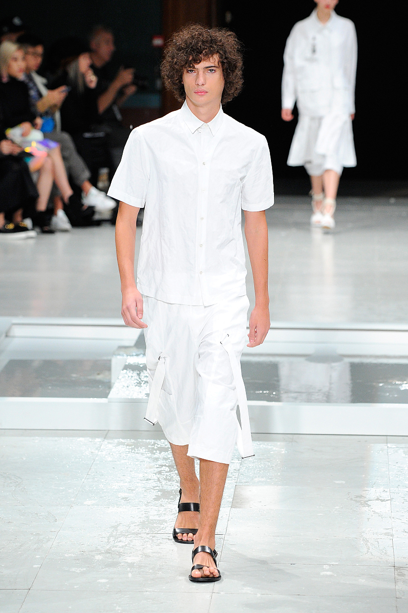 2015年10月3日讯,巴黎,当地时间2日,2016巴黎春夏时装周:chalayan 品