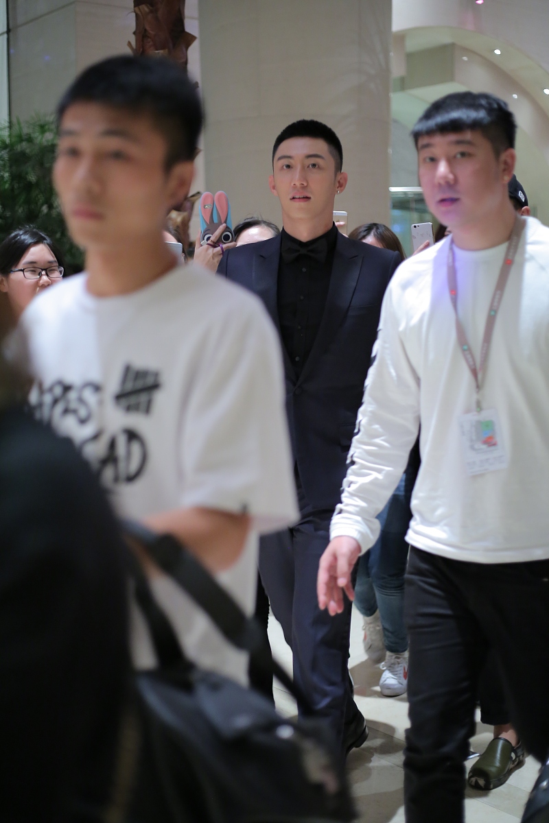 黄景瑜与弟弟户外徒步旅行，传递温暖与成长