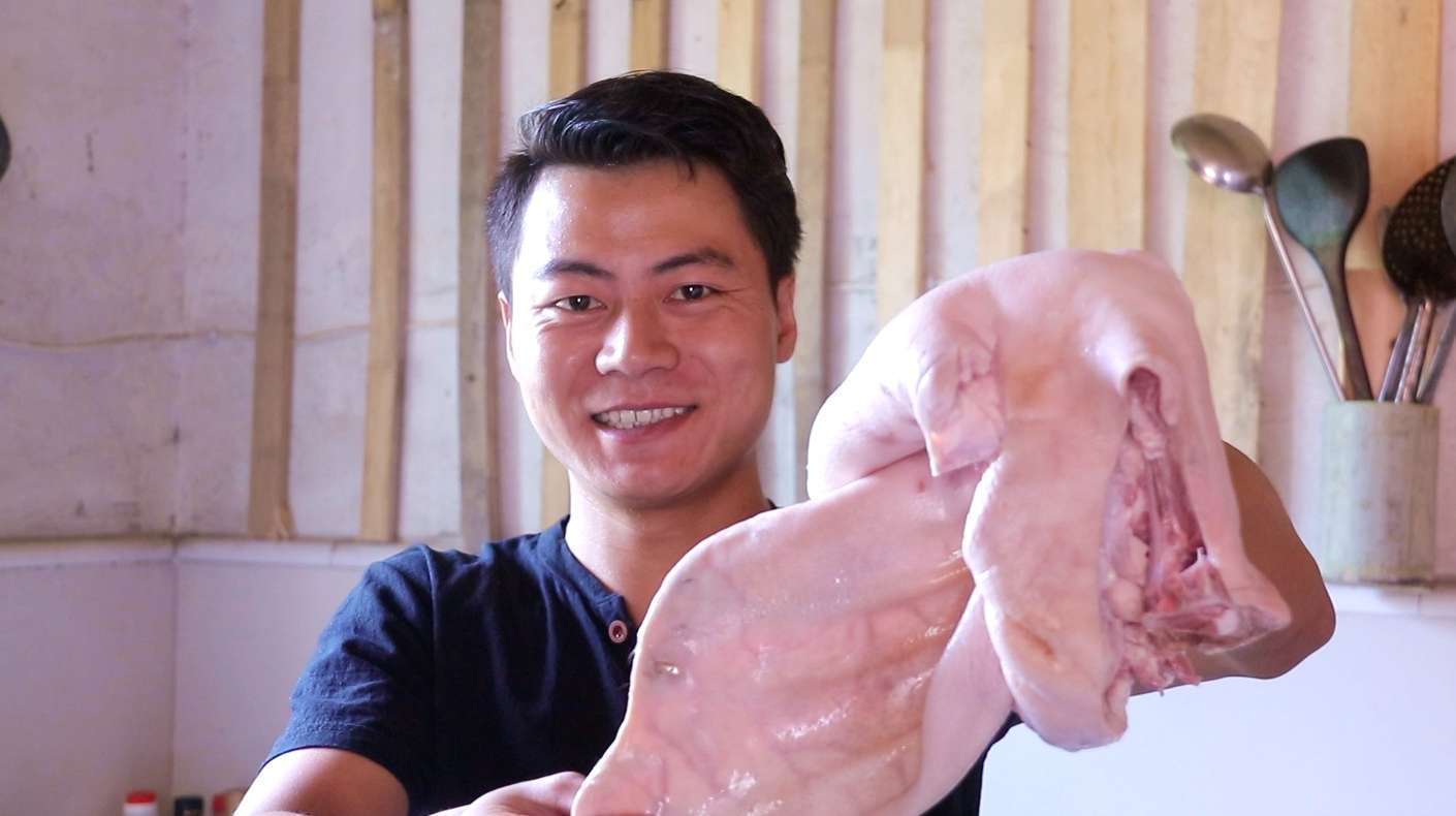 30多块钱买3斤多猪头肉,小伙用地锅做卤味,出锅时看饿了