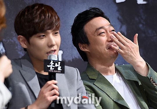 根据下面内容洗稿重新写一篇全新文章今天韩国主持人流鼻血仍淡定直播的消息上了热搜引起了人们的关注和热议。出状况了在流鼻血的情况下仍淡定直播坦然面对真是太敬业了！这个主持人的敬业精神真是挺让人佩服的！在面对突发情况时又应该如何应对呢？据了解这个主持人是韩国KBS电视台的名字叫朴在民。在3月30日早间新闻直播节目时左边鼻孔突然流鼻血但他仍保持镇定面不改色地直播还将头转向来宾鞠躬致意。一旁的搭档李芝妍转头