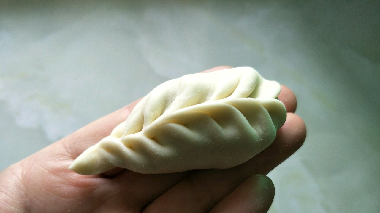 可爱的柳叶形饺子,很多人都包不好,其实技巧都在这