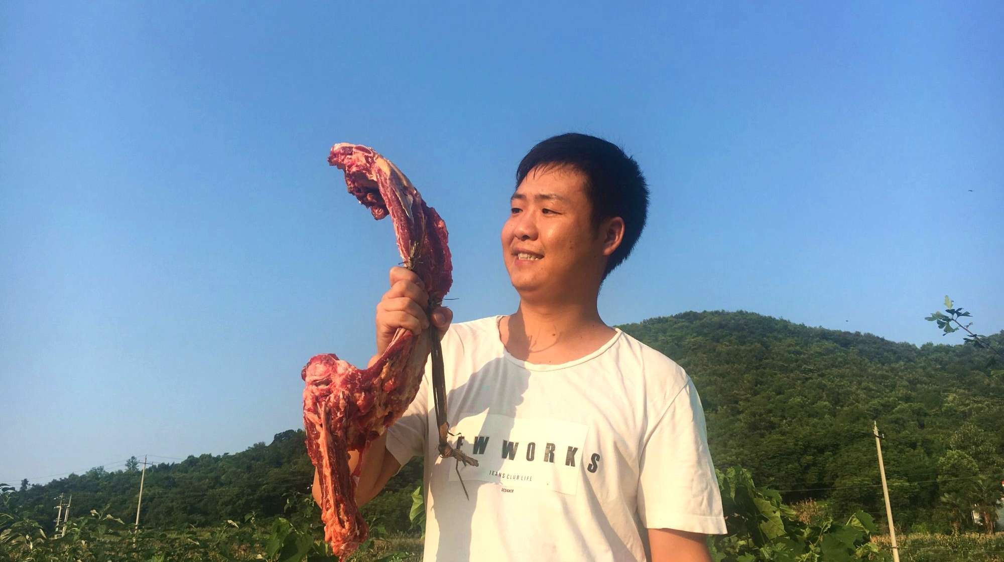 两兄弟吃牛排骨,150元整5斤,大铁锅一炖,一顿猛吃,差点吃到撑