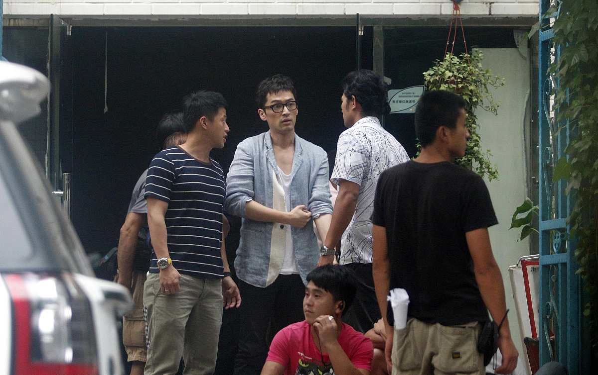 2012年06月26日讯,上海,日前,偶像男星胡歌在上海闹市拍摄唐人影视微