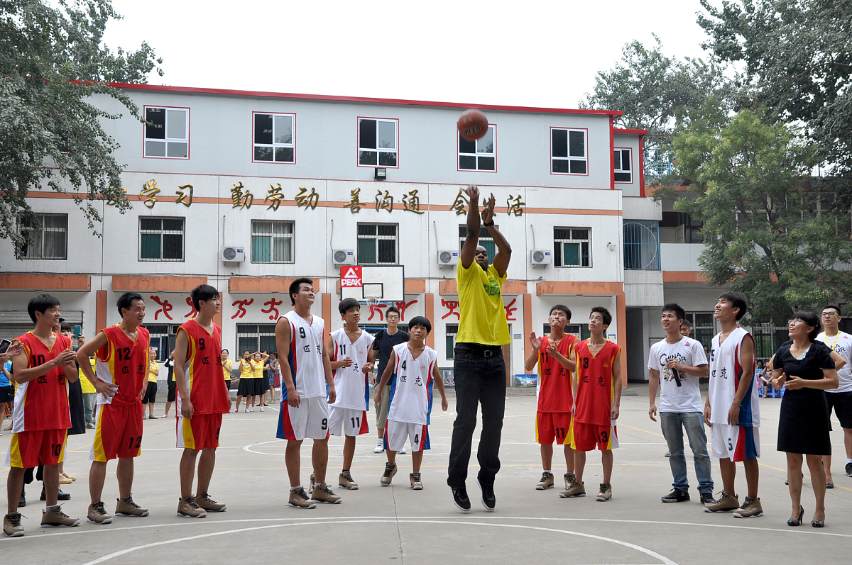2013年08月30日,河北省邯郸市,  nba"神鸟"兰德里空降,与聋哑孩子亲密