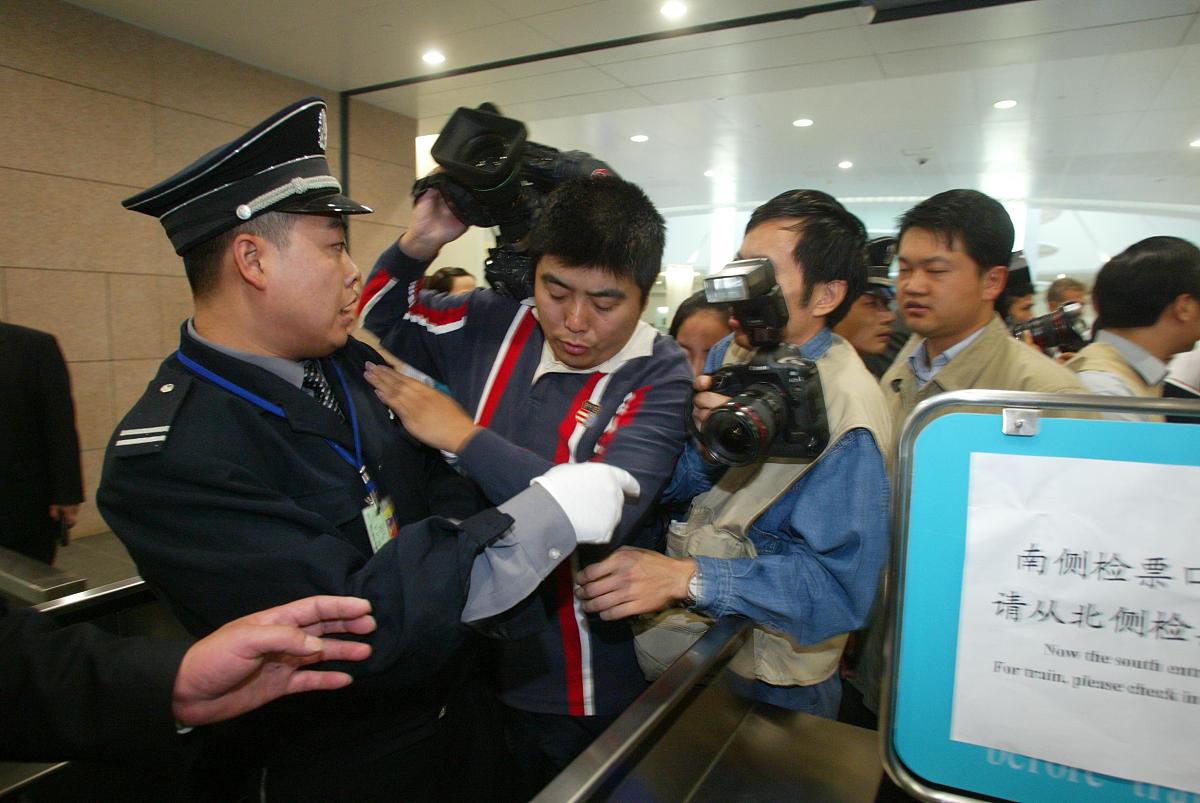 近视眼可以报考重庆铁路学校高铁乘务专业吗？