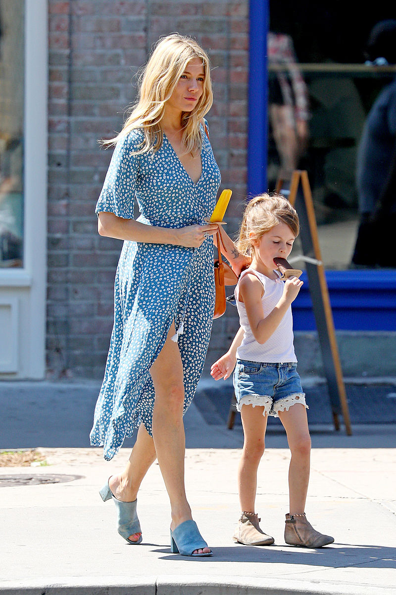 当地时间2018年5月24日,美国纽约,明星家庭外出.sienna miller wears 
