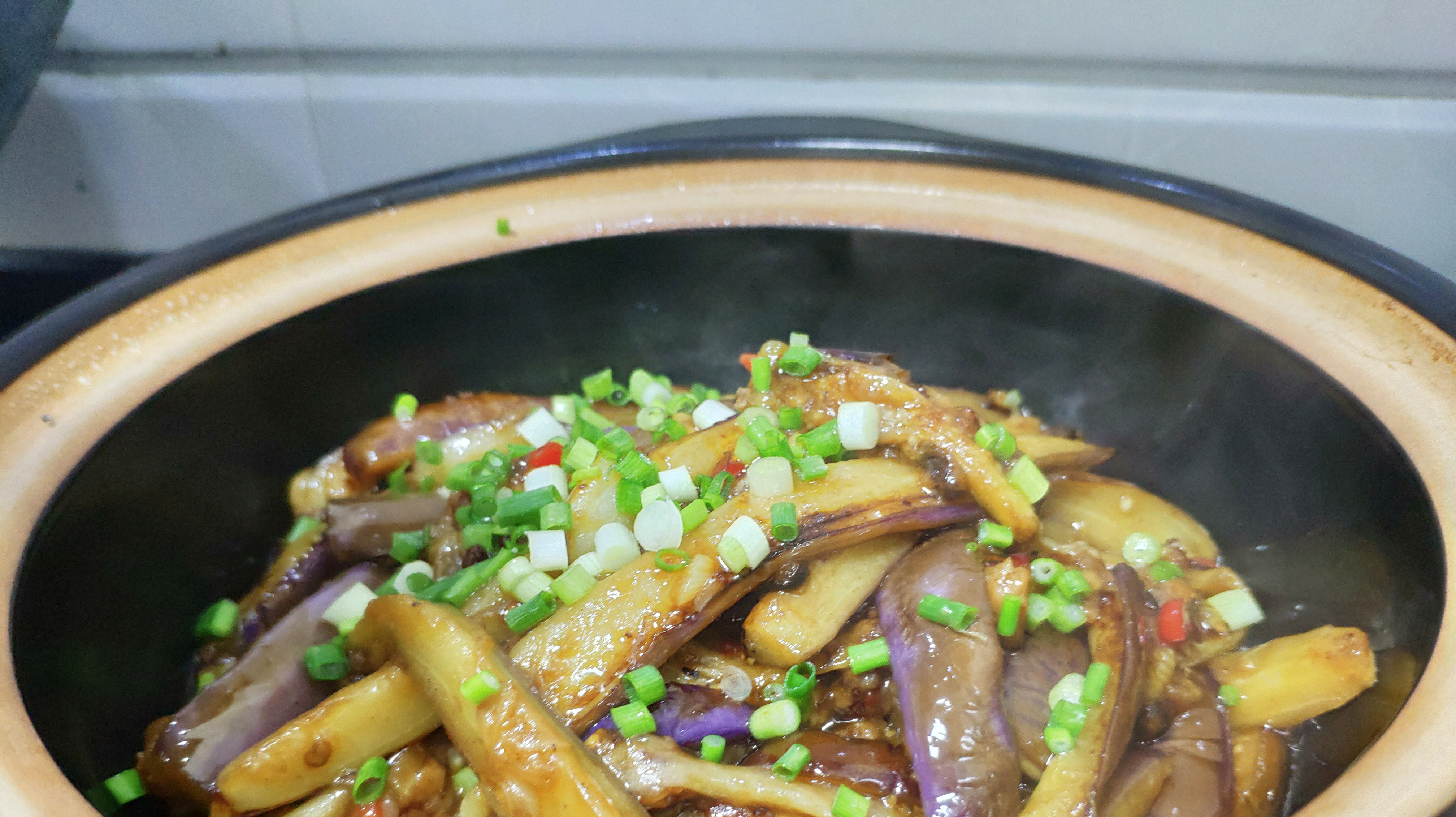 正宗家庭版鱼香茄子煲,粤菜当中非常下饭的一道家常菜,简单好吃