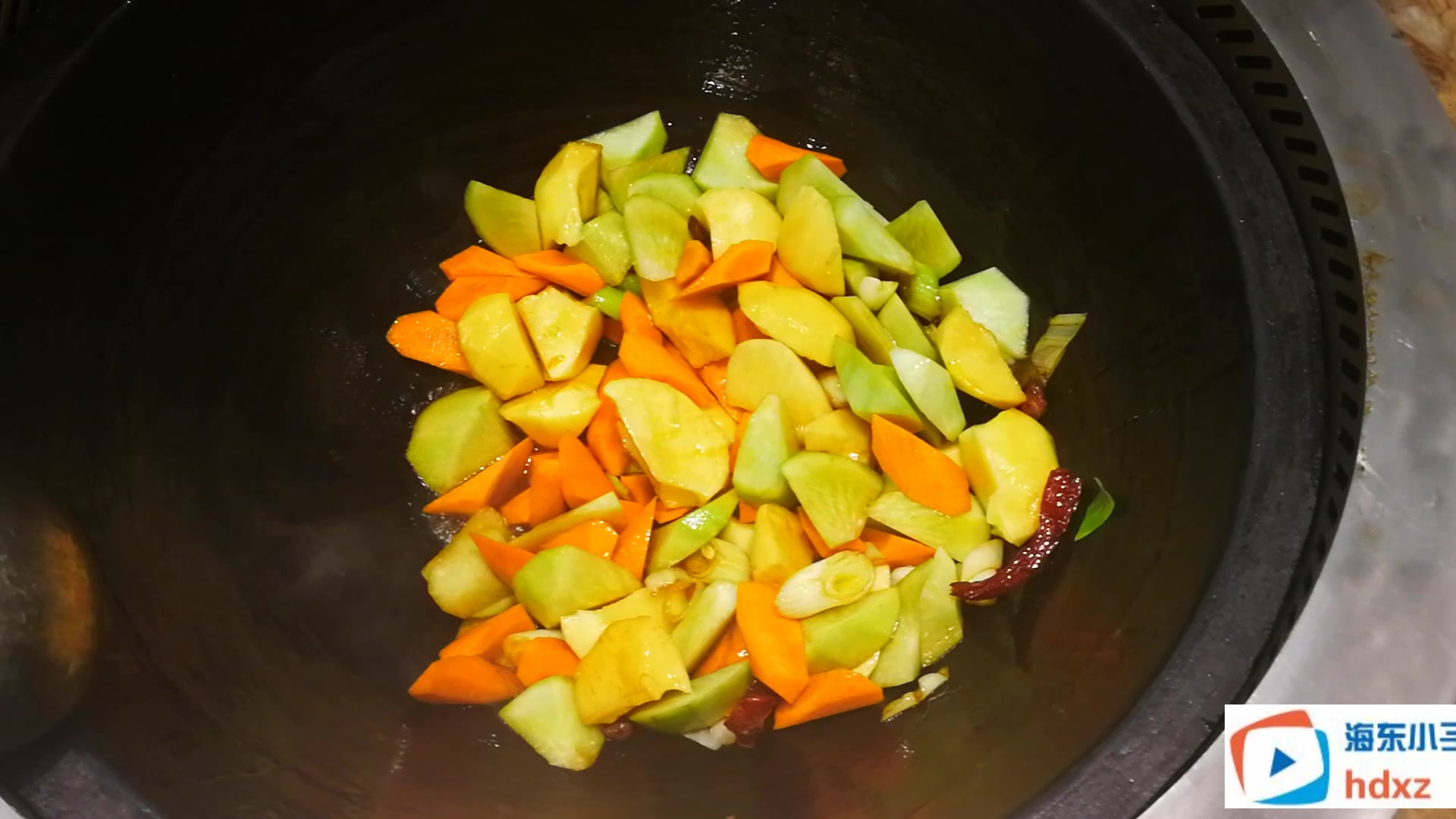 东北美食刘罗锅铁锅炖:筋头巴脑锅