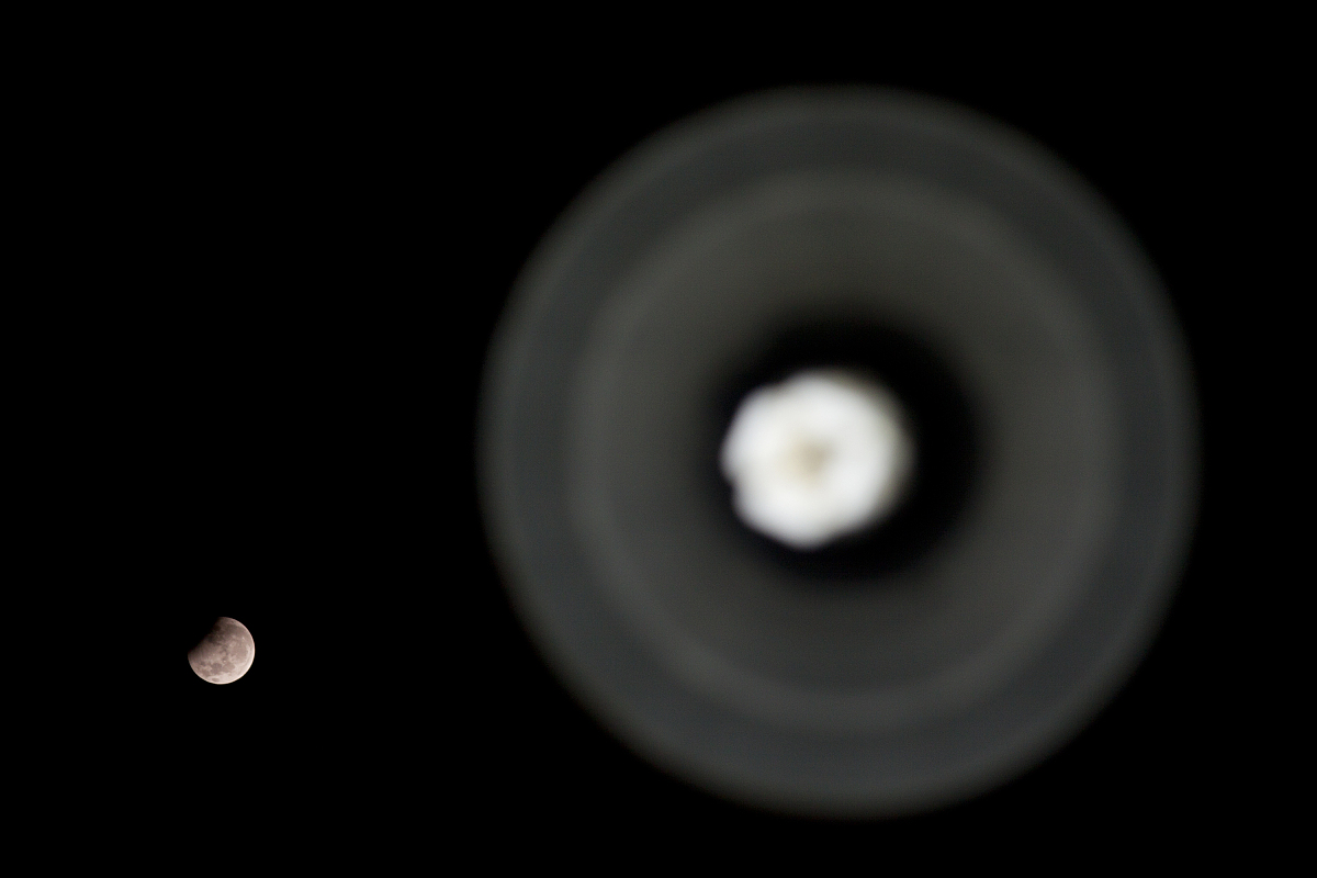 月食模拟实验中手电筒代表什么？