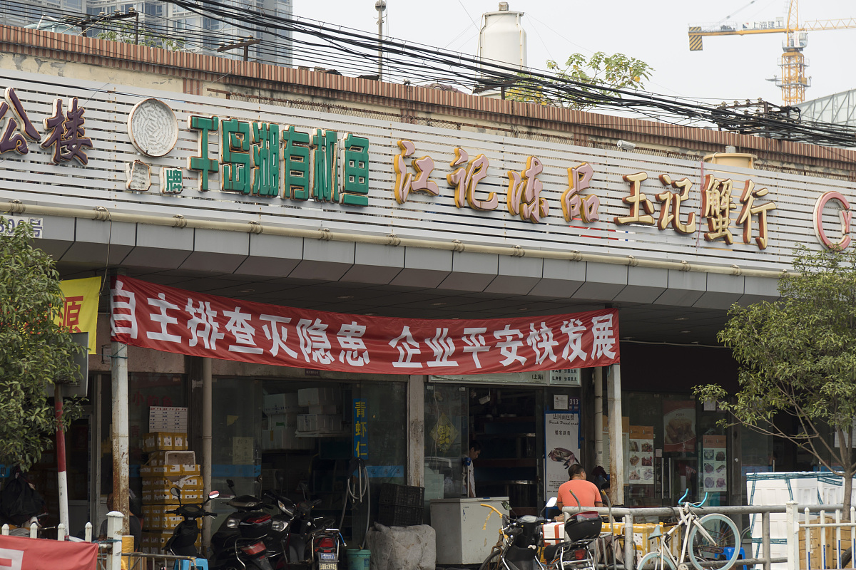 不更改意思的情况下缩减内容梳理一下逻辑减掉重复表述：沛县杨屯镇邵阳大道南唐氏诊所违规、超量使用非法药物不按规定治病救人。事情经过2023年3月30日下午16时前往杨屯镇邵阳大道南唐氏诊所看病。本身是普通的感冒发热到诊所后这个诊所的唐医生给我开了4瓶的盐水让我输液期间让我在处方上签上自己的名字以及个人信息开好处方后给我打了一针退烧的小针然后配药给我输液下午16时30分左右当输液到第二瓶水的时候身体突