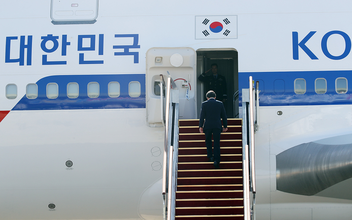 我在一个暖通设备安装公司进行为期14天的实习第一天完成了对项目地点的参观和初步了解第二天我到达了项目地参与了设备安装的准备工作初步学习了如何进行空调设备的安装和调试写一篇第三天的实习报告400字左右