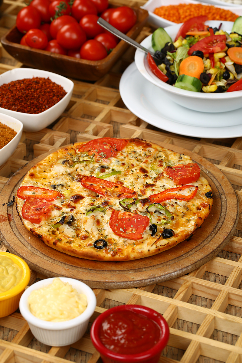 给18岁－50岁私域客户推荐美食套餐请你以一名专业的私域流量操盘手的角度搭配出周一至周五不同类型的套餐菜品有披萨焗饭意面饮品小吃等人均价格100元折扣比例不低于60用表格输出