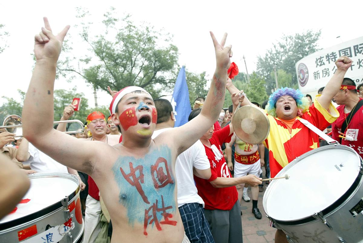 2004年7月17日,在离亚洲杯开幕还有4个小时的<strong>时候</strong>,火爆球迷抢先出击
