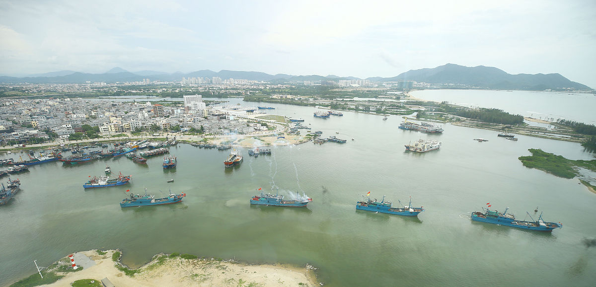 2019年8月16日,在海南省三亚市,渔船驶出三亚崖州中心渔港.