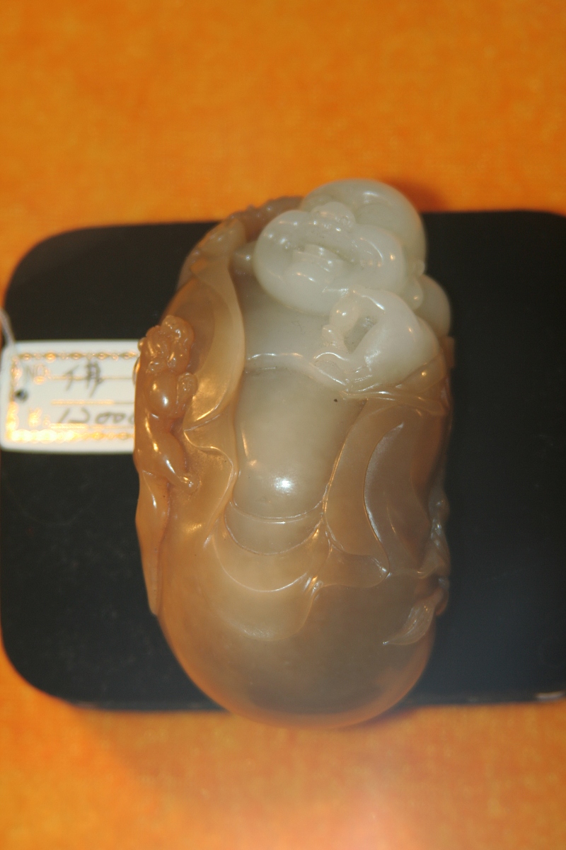 当了三年群演的江枫在父母的最后通牒下无奈只能回家继承家业——一家古玩店。但古玩店里值钱的物件已早被江父处理只剩一空壳。这时江枫意外激活石雕获得与物品交流的异能。秦俑汉玉晋帖唐画翡翠和田田黄鸡血……把上面每一件事都补充到1000字