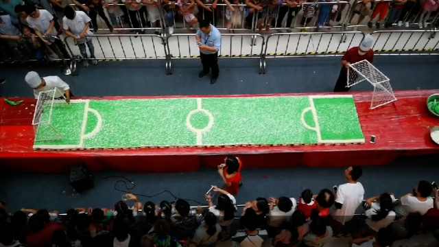 最甜世界杯!千人分享6米足球场蛋糕:1毛钱1块