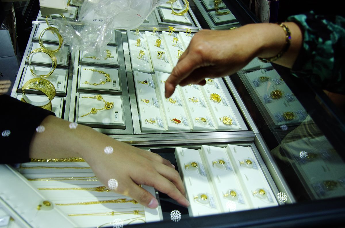 一位衣着华丽的女顾客看中了W珠宝店的一只钻石戒指一位衣着华丽的女顾客看中了W珠宝店的一只钻石戒指与店老板讨价还价后将好价钱是800元。女顾客拿出一张1000元的钞票珠宝店老板为了找钱拿了这张钞票向隔壁的杂货店兑换成零钱然后把200元余额找给顾客。过了一会儿杂货店老板发现那张钞票是假的而顾客又早已拿走了钻石戒指。出于无奈珠宝店老板只得自认晦气拿出1000元赔给了杂货店老板。 如果钻石戒指的价值仍