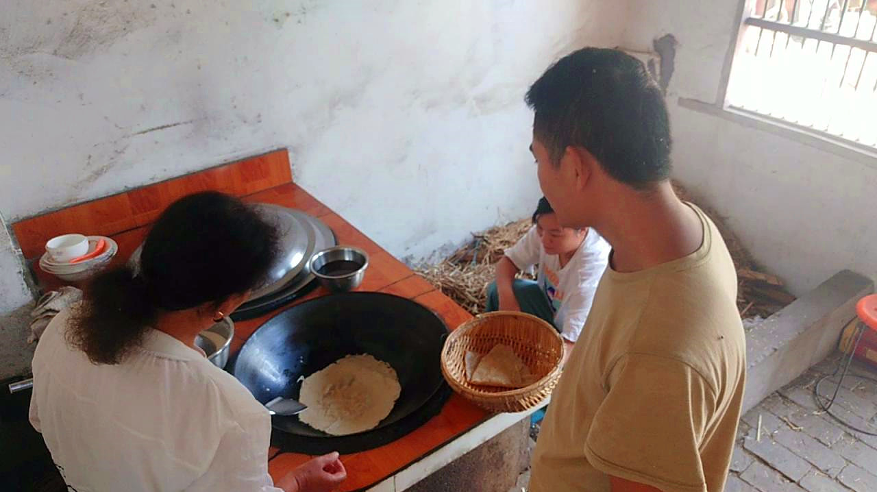 安徽农村妇女做煎饼40年,今天教程公开,传统美食不能丢