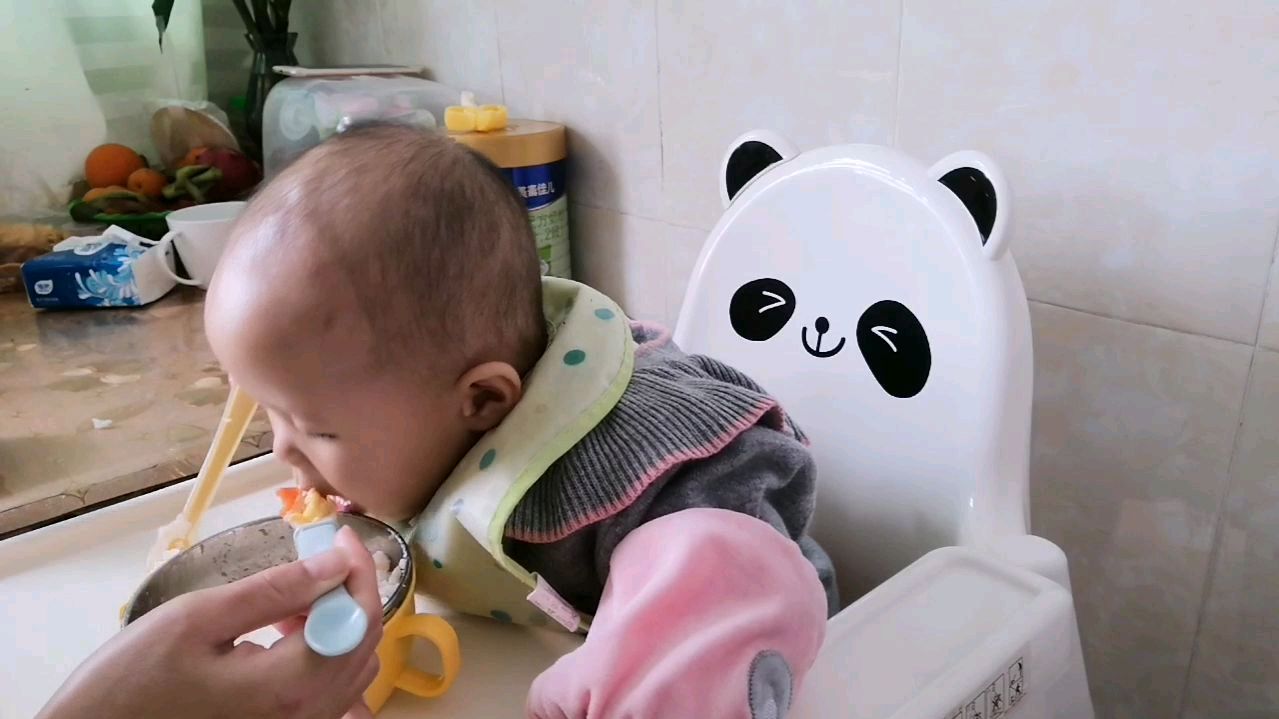 给宝宝做了西红柿炒鸡蛋下米饭,宝宝大口吃,宝妈很有满足感