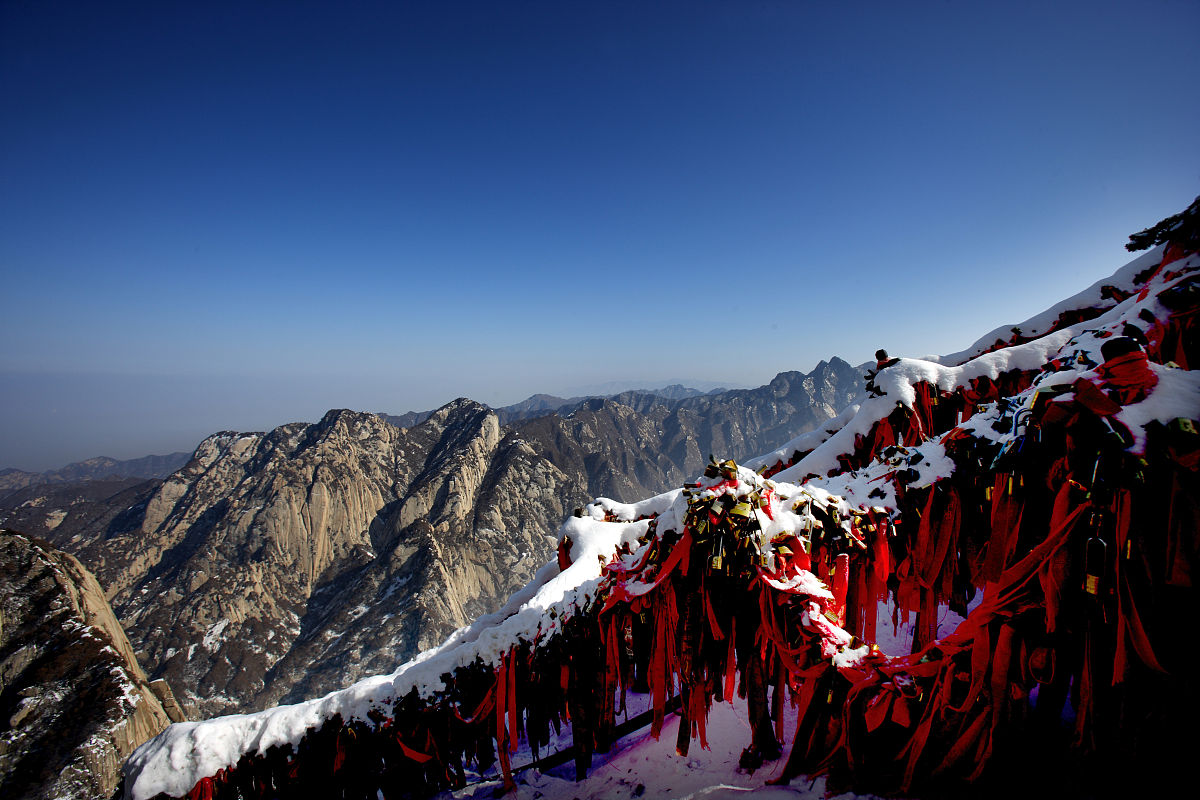 你好1主人公A因一次时空穿梭意外坠入一个时间节点凭借着前世的记忆在异世界开了一家拍卖行 2无意间从一次拍卖中获得一件宝物这件宝物没有任何攻击能力但是有着自主防御能力还能随着不断吞噬其他宝物进化并演变出各种技能 3由于A所在的国家被邻国入侵国家快要陷入沦陷时有人向皇帝推荐了A皇帝听后亲自去拜访经过一系列考察A认可皇帝的人品决定帮助皇帝危机解除后皇帝为感谢他给他三个封赏第一：敕封他为一字并肩王第二他可