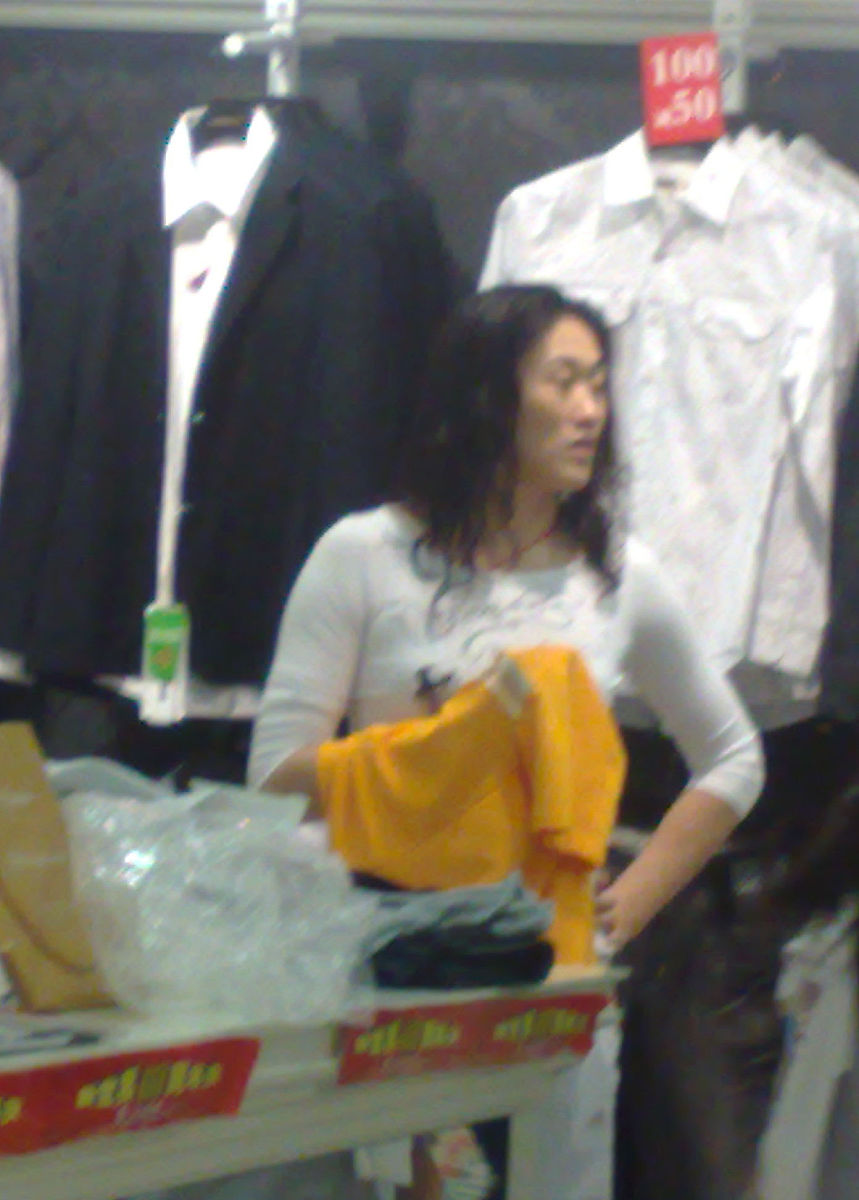 2008年9月19日,北京,女排姑娘张娜,刘亚男到商场逛街.刘亚男身上套着