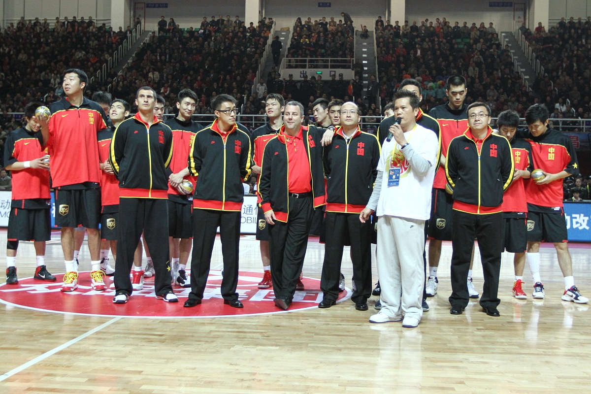 李凯尔首秀11分！中国男篮热身赛惜败意大利，暴露防守问题