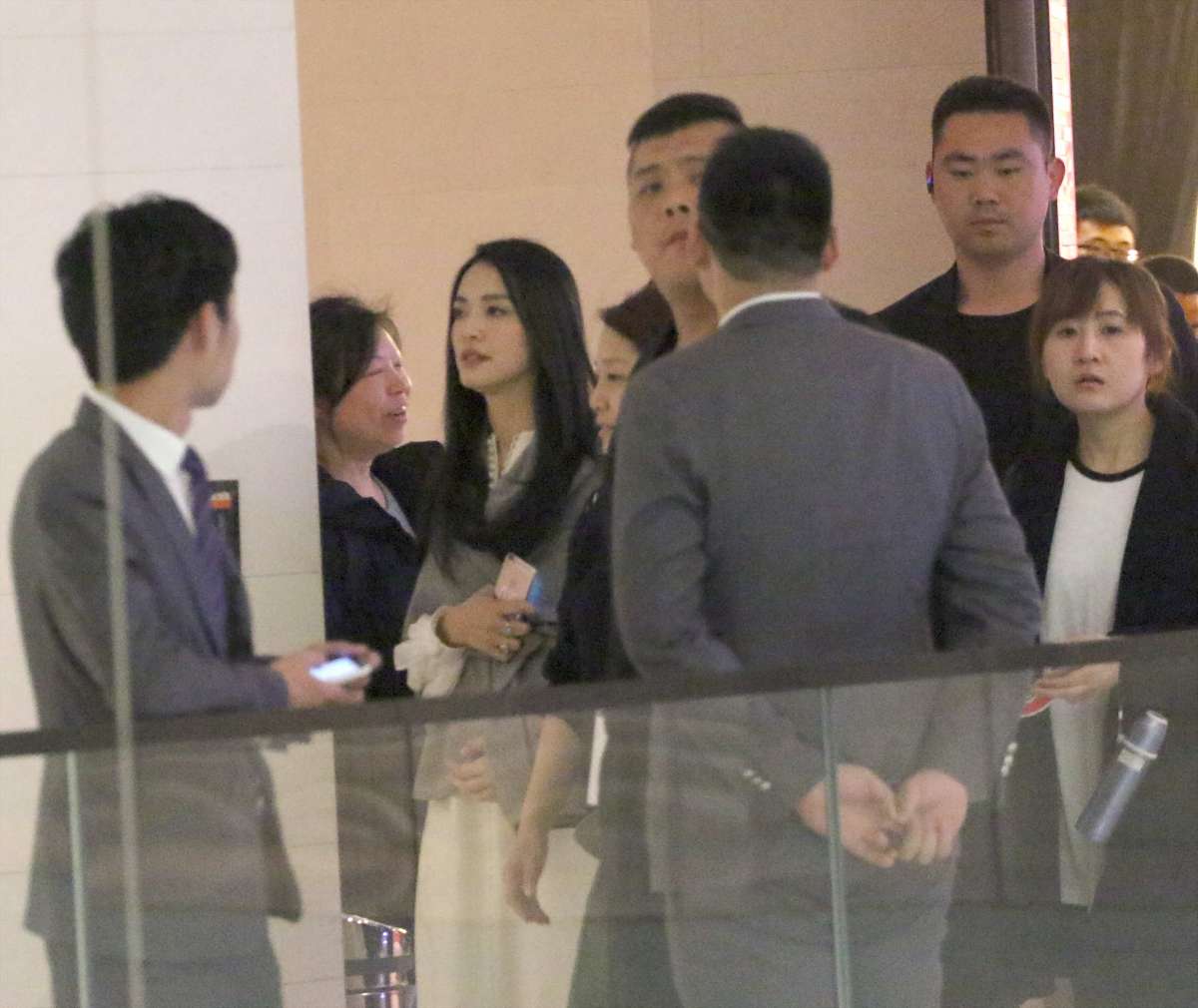 明星丑闻危机公关：公关团队紧急会议剧本