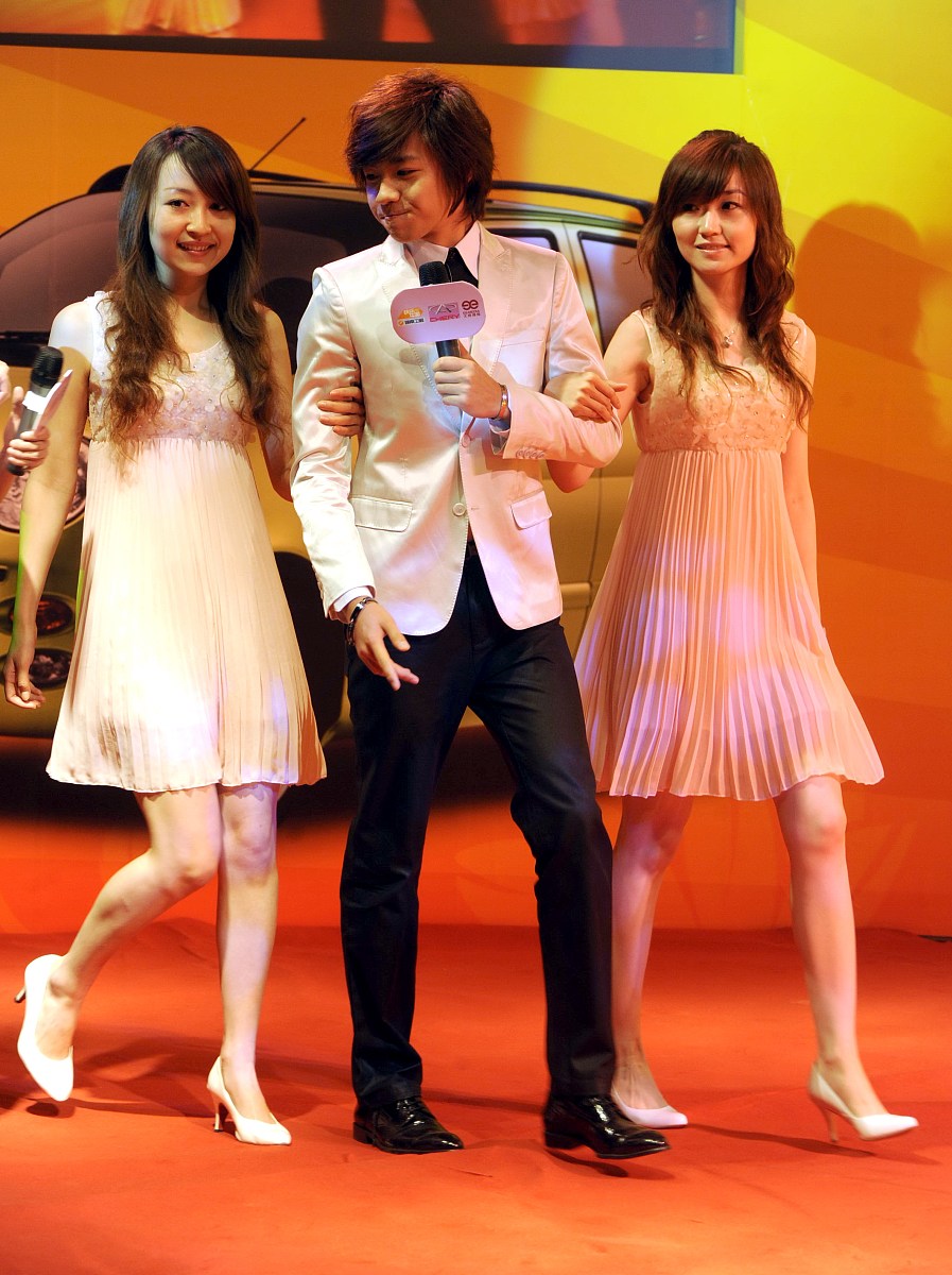 2009年6月8日,北京,代言qq品牌签约仪式举行.***_***俞灏明+++_+++汽