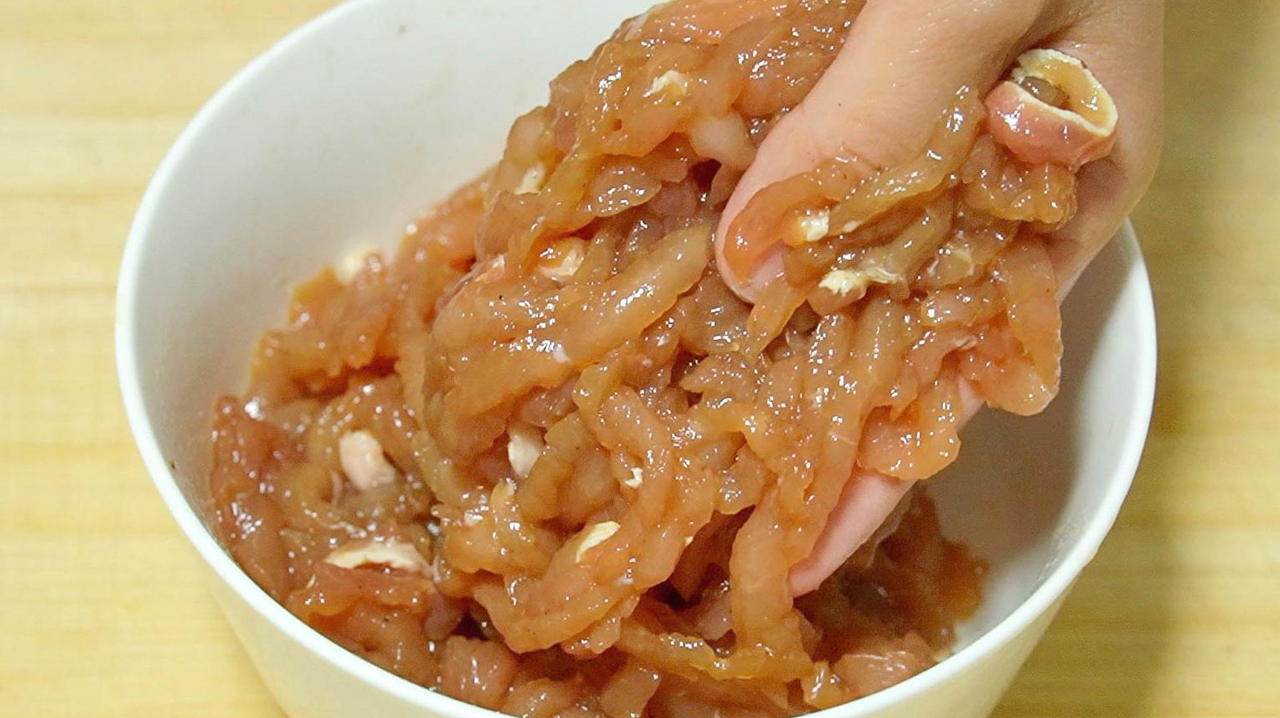 炒肉丝很多人都做错了,这样炒肉丝不粘锅,而且肉丝滑嫩不柴不腥