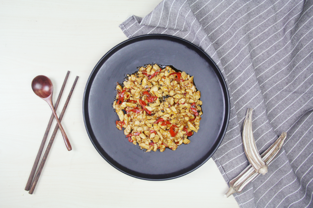 小煎鸡米——鲜嫩鸡脯肉搭配香辣红椒,粒粒分明,香辣嫩滑又下饭