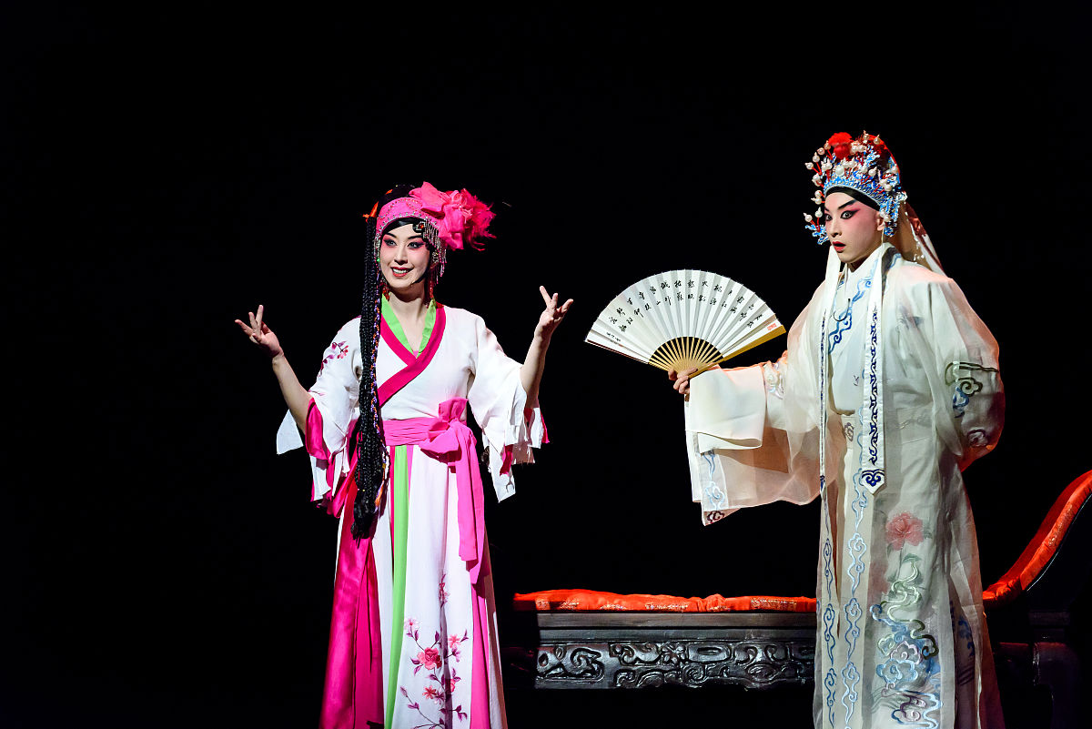 论对照原则在《巴黎圣母院》中的运用1000字